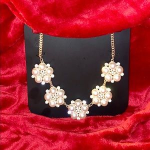 Charming Charlie‘s Pearl/Gold necklace